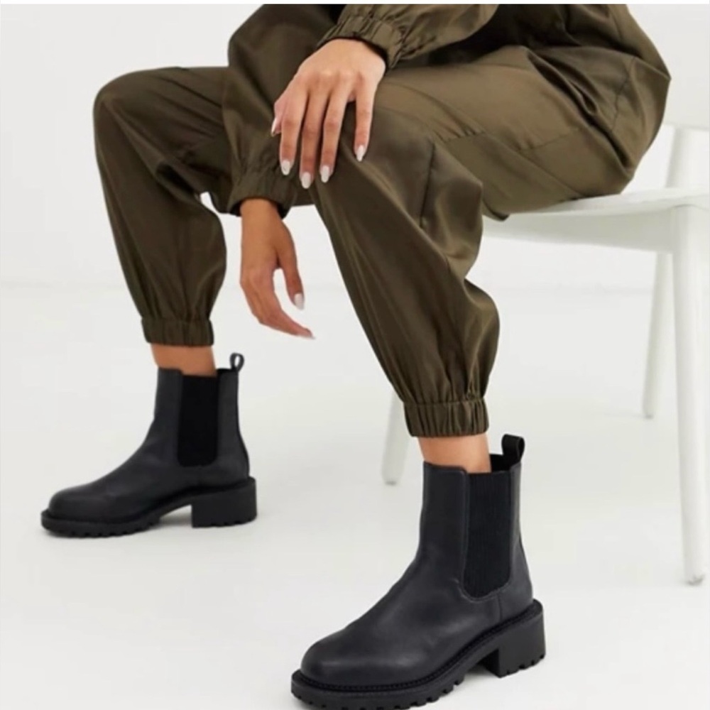 Brand new ASOS Design Action Chunky Chelsea Boots - US 8
(Women)